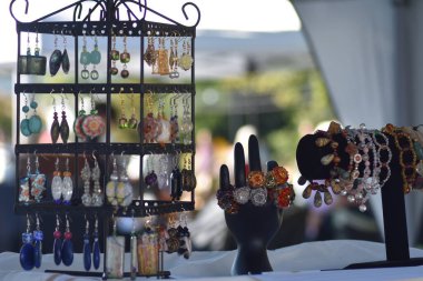 Elisa Dell Amico, New Jersey 'de 2022 Glen Rocks Sanat Festivali' nde çalışmalarını sergiledi. 8 Ekim 2022, Glen Rock, New Jersey, ABD: Elisa DellAmico New Jersey 'de yerel sanat festivalinde sanat eserlerini sergiledi.