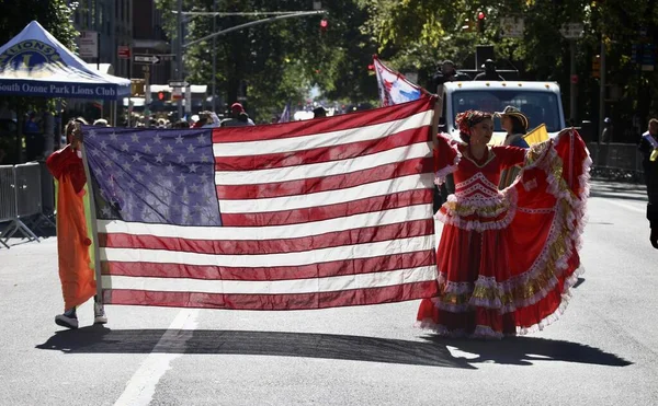 西班牙裔日游行 纽约2022年 2022年10月9日 美国纽约 西班牙裔日游行2022年10月9日 这是西班牙裔文化传统月的亮点之一 发生在第五大道上 — 图库照片