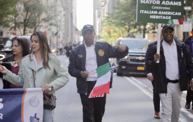 New York Belediye Başkanı, Eric Adams Kolomb Günü Geçit Töreni 2022-New York. 10 Ekim 2022, New York, ABD: New York Belediye Başkanı, Eric Adams Kolomb Günü Geçit Töreni sırasında 44. caddeden 72. caddeye kadar insanlarla birlikte beşinci caddede başlıyor.