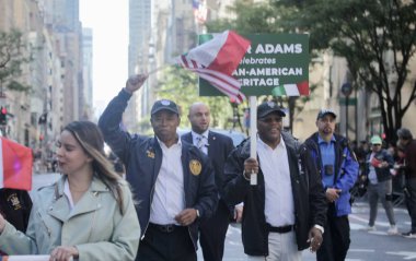 New York Belediye Başkanı, Eric Adams Kolomb Günü Geçit Töreni 2022-New York. 10 Ekim 2022, New York, ABD: New York Belediye Başkanı, Eric Adams Kolomb Günü Geçit Töreni sırasında 44. caddeden 72. caddeye kadar insanlarla birlikte beşinci caddede başlıyor.