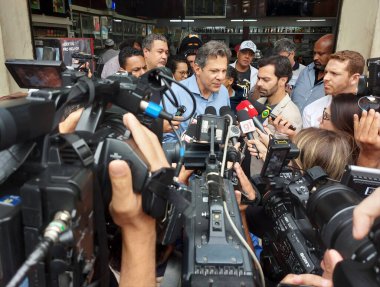 Brezilya Seçimleri: Sao Paulo Fernando Haddad valiliği için Santos şehrinde kampanya düzenliyor. 11 Ekim 2022, Santos, Sao Paulo, Brezilya: Seferberlik döneminde Sao Paulo Fernando Haddad hükümeti için aday 