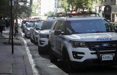 HS Sanat Tasarım Okulu Silah Atışı Raporu nedeniyle tecrit altında. 11 Ekim 2022, New York, ABD: Manhattan 'da 245 E 56. Cadde' deki HS Sanat Tasarım Okulu silah sesi ihbarı nedeniyle kapatılmıştır. NYPD memurları ve birçok polis arabası.