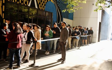 HS Sanat Tasarım Okulu Silah Atışı Raporu nedeniyle tecrit altında. 11 Ekim 2022, New York, ABD: Manhattan 'da 245 E 56. Cadde' deki HS Sanat Tasarım Okulu silah sesi ihbarı nedeniyle kapatılmıştır. NYPD memurları ve birçok polis arabası.