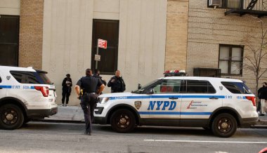 HS Sanat Tasarım Okulu Silah Atışı Raporu nedeniyle tecrit altında. 11 Ekim 2022, New York, ABD: Manhattan 'da 245 E 56. Cadde' deki HS Sanat Tasarım Okulu silah sesi ihbarı nedeniyle kapatılmıştır. NYPD memurları ve birçok polis arabası.