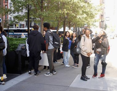 HS Sanat Tasarım Okulu Silah Atışı Raporu nedeniyle tecrit altında. 11 Ekim 2022, New York, ABD: Manhattan 'da 245 E 56. Cadde' deki HS Sanat Tasarım Okulu silah sesi ihbarı nedeniyle kapatılmıştır. NYPD memurları ve birçok polis arabası.