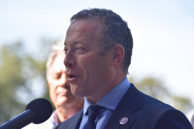 Birleşik Devletler Kongre Üyesi Josh Gottheimer ara seçimler öncesinde bir etkinliğe katıldı. Ridgewood, New Jersey, ABD. 12 Ekim 2022. Kongre üyesi Josh Gottheimer, Ridgewood 'da yerel seçilmiş yetkililerle bir etkinliğe katıldı.