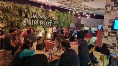 Brezilyalı şarkıcı Gustavo Mioto 'nun Sao Paulo Oktoberfest' te verdiği konser. 15 Ekim 2022, Sao Paulo, Brezilya: Sao Paulo, Sao Paulo 'daki Ibirapuera Jimnastik Kompleksi' nde düzenlenen 2022 Sao Paulo Festivali sırasında Brezilyalı şarkıcı Gustavo Mioto tarafından gösterildi.)