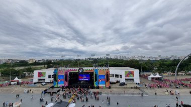 Novabrasil Müzik Festivali Sao Paulo 'da düzenlenmektedir. 15 Ekim 2022, Sao Paulo, Brezilya: Bu hafta sonu Sao Paulo 'daki Sambodromo do Anhembi' de düzenlenen Novabrasil Müzik Festivali 'nde sahne ve kalabalığın görüntüsü). 