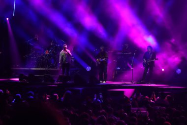 Gösteriyi Novabrasil Müzik Festivali sırasında Brezilyalı şarkıcı Zeca Baleiro sunar. 15 Ekim 2022, Sao Paulo, Brezilya: Brezilyalı şarkıcı Zeca Baleiro 'nun Novabr sırasında şarkıcı Juliana Linhares ve Vinicius Cantuaria' nın katılımıyla