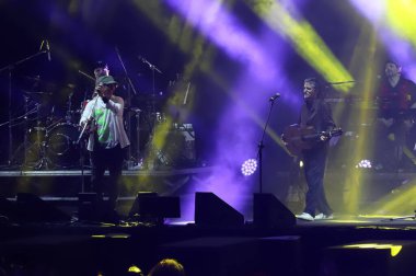 Gösteriyi Novabrasil Müzik Festivali sırasında Brezilyalı şarkıcı Zeca Baleiro sunar. 15 Ekim 2022, Sao Paulo, Brezilya: Brezilyalı şarkıcı Zeca Baleiro 'nun Novabr sırasında şarkıcı Juliana Linhares ve Vinicius Cantuaria' nın katılımıyla