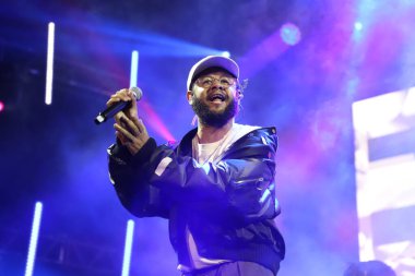 Sao Paulo 'daki Novabrasil Müzik Festivali' nde rapçilerle Emicida gösterisi. 15 Ekim 2022, Sao Paulo, Brezilya: Rapçiler Emicida, Drik Barbosa, Rael ve Evandro Fioti, Novabrasil Müzik Festivali sırasında Tuyo 'nun katılımıyla