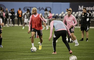 Oyuncular 2022 Audi MLS Cup playoffları için NYCFC ve Miami CF arasında ısınıyorlar. 17 Ekim 2022, New York, ABD: Oyuncular 2022 Audi MLS Cup playoff 'ları için New York City Football Club (NYCFC) ve Miami CF arasında ısınıyor. 