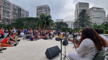 Sao Paulo 'daki Mario de Andrade Kütüphanesi' nden Roda de Samba. 22 Ekim 2022, Sao Paulo, Brezilya: 2. Mario de Andrade Festivali programının bir parçası olarak Mario de Andrade kütüphanesinin açık hava alanında Roda de Samba