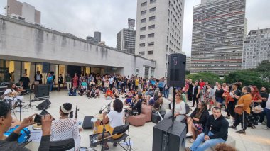 Sao Paulo 'daki Mario de Andrade Kütüphanesi' nden Roda de Samba. 22 Ekim 2022, Sao Paulo, Brezilya: 2. Mario de Andrade Festivali programının bir parçası olarak Mario de Andrade kütüphanesinin açık hava alanında Roda de Samba