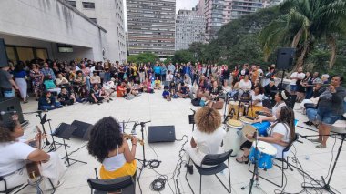 Sao Paulo 'daki Mario de Andrade Kütüphanesi' nden Roda de Samba. 22 Ekim 2022, Sao Paulo, Brezilya: 2. Mario de Andrade Festivali programının bir parçası olarak Mario de Andrade kütüphanesinin açık hava alanında Roda de Samba