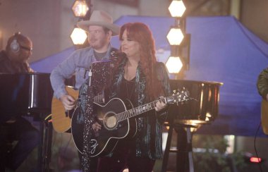 Wynonna Judd, Rockefeller Plaza 'daki NBC Today Show' da canlı performans sergiliyor. 24 Ekim 2022, New York, ABD: Amerikalı country şarkıcısı Wynonna Ellen Judd Rockefeller Plaza 'daki NBC Today Show' da canlı performans sergiliyor.