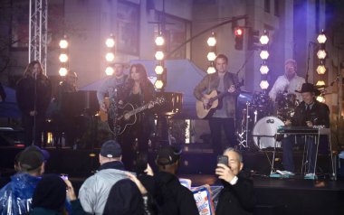 Wynonna Judd, Rockefeller Plaza 'daki NBC Today Show' da canlı performans sergiliyor. 24 Ekim 2022, New York, ABD: Amerikalı country şarkıcısı Wynonna Ellen Judd Rockefeller Plaza 'daki NBC Today Show' da canlı performans sergiliyor.