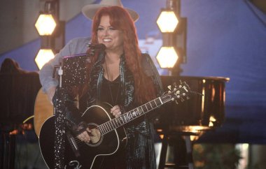 Wynonna Judd, Rockefeller Plaza 'daki NBC Today Show' da canlı performans sergiliyor. 24 Ekim 2022, New York, ABD: Amerikalı country şarkıcısı Wynonna Ellen Judd Rockefeller Plaza 'daki NBC Today Show' da canlı performans sergiliyor.
