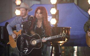 Wynonna Judd, Rockefeller Plaza 'daki NBC Today Show' da canlı performans sergiliyor. 24 Ekim 2022, New York, ABD: Amerikalı country şarkıcısı Wynonna Ellen Judd Rockefeller Plaza 'daki NBC Today Show' da canlı performans sergiliyor.