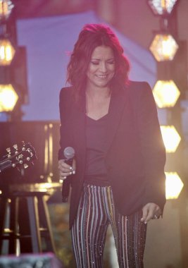 Wynonna Judd, Rockefeller Plaza 'daki NBC Today Show' da canlı performans sergiliyor. 24 Ekim 2022, New York, ABD: Amerikalı country şarkıcısı Wynonna Ellen Judd Rockefeller Plaza 'daki NBC Today Show' da canlı performans sergiliyor.