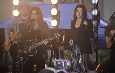 Wynonna Judd, Rockefeller Plaza 'daki NBC Today Show' da canlı performans sergiliyor. 24 Ekim 2022, New York, ABD: Amerikalı country şarkıcısı Wynonna Ellen Judd Rockefeller Plaza 'daki NBC Today Show' da canlı performans sergiliyor.