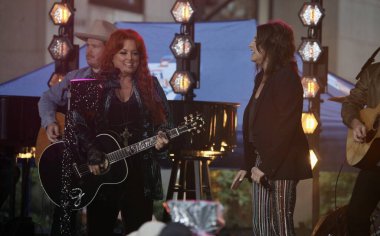 Wynonna Judd, Rockefeller Plaza 'daki NBC Today Show' da canlı performans sergiliyor. 24 Ekim 2022, New York, ABD: Amerikalı country şarkıcısı Wynonna Ellen Judd Rockefeller Plaza 'daki NBC Today Show' da canlı performans sergiliyor.