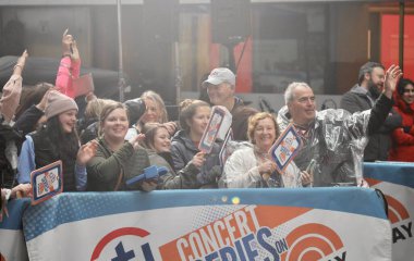 Wynonna Judd, Rockefeller Plaza 'daki NBC Today Show' da canlı performans sergiliyor. 24 Ekim 2022, New York, ABD: Amerikalı country şarkıcısı Wynonna Ellen Judd Rockefeller Plaza 'daki NBC Today Show' da canlı performans sergiliyor.