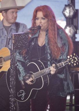 Wynonna Judd, Rockefeller Plaza 'daki NBC Today Show' da canlı performans sergiliyor. 24 Ekim 2022, New York, ABD: Amerikalı country şarkıcısı Wynonna Ellen Judd Rockefeller Plaza 'daki NBC Today Show' da canlı performans sergiliyor.