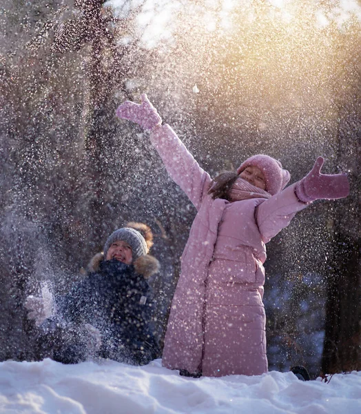 Дівчина Хлопчик Кидають Сніг Вгору — стокове фото