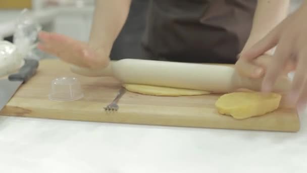 Roll dough with rolling pin and sprinkle with flour — Stock Video