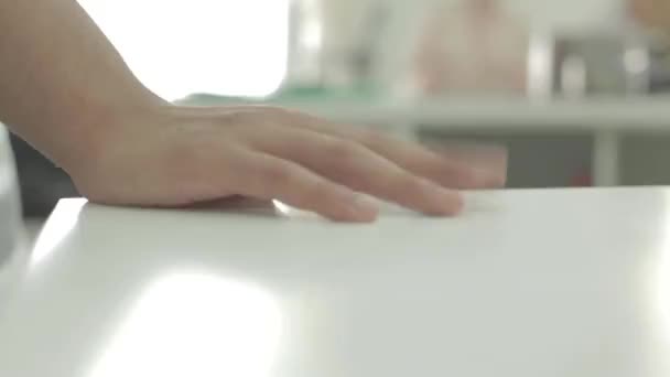 Srazí jeho ruku na stůl — Stock video
