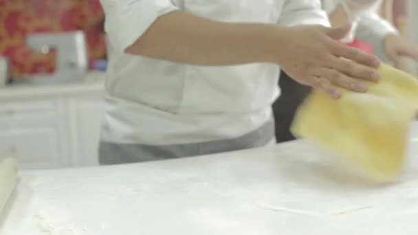 Rouleau de pâte avec rouleau à pâtisserie et saupoudrer de farine — Video