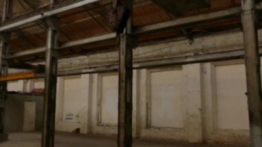 büyük eski terk edilmiş fabrika hangarı veya depo