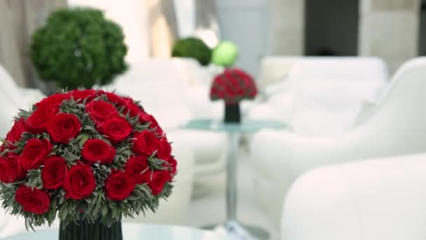 빨간 장미 꽃으로 테이블을 세팅합니다. 맛있는 식탁 장식. — 비디오