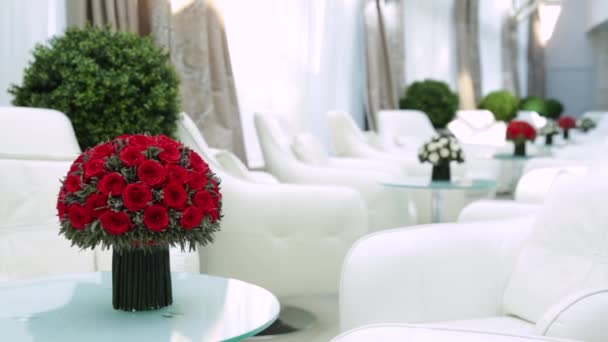 Tafel dekken met rode rozenbloemen. Feestelijke tafeldecoratie. — Stockvideo