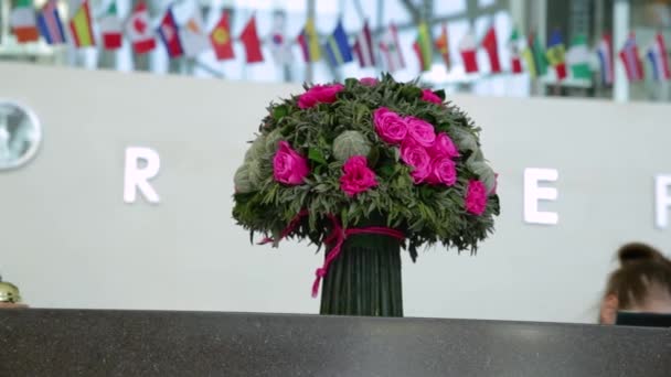Εορταστική διακόσμηση τραπεζιού. Ρύθμιση του τραπεζιού με ροζ τριαντάφυλλο λουλούδια. — Αρχείο Βίντεο