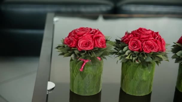 Colocar a mesa com flores vermelhas rosa. Decoração de mesa festiva. — Vídeo de Stock