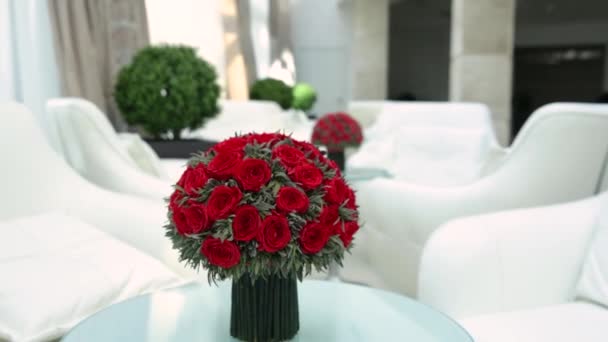 Setting the table with red rose flowers. Festive table decor. — Stock Video