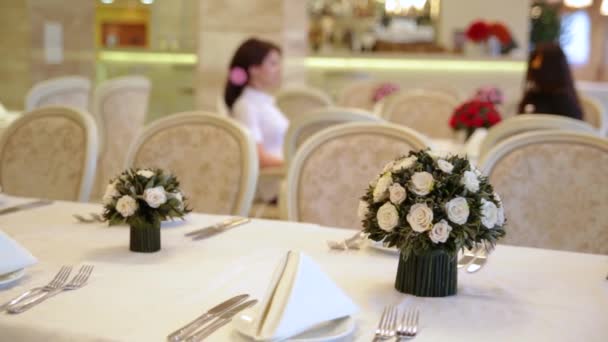 하얀 장미 꽃으로 테이블을 세팅합니다. 맛있는 식탁 장식. — 비디오