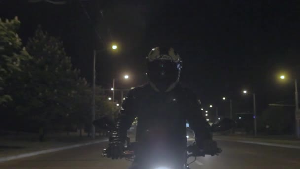 Motorcyklist kör på en motorcykel på vägen i staden. Framifrån — Stockvideo