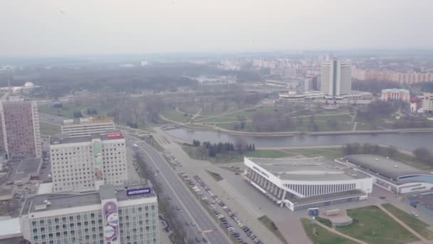 Luchtfoto, Stadsgezicht van Minsk, Wit-Rusland. Stadscentrum, eiland aan de rivier de Svislach. Panorama van Nemiga District. Luchtfoto van Nemiga — Stockvideo