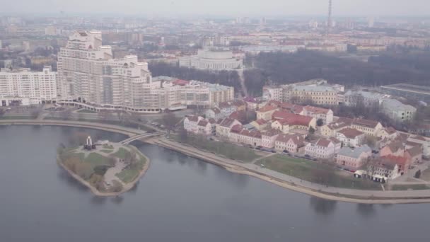 BELARUS, MINSK - 25 de agosto de 2015: Vista aérea, Cityscape Of Minsk, Belarus. Centro da cidade, ilha no rio Svislach. Panorama do Distrito de Nemiga. Vista aérea de Nemiga — Vídeo de Stock