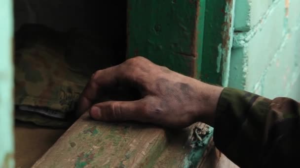 Не вымыли руку солдату в форме. — стоковое видео
