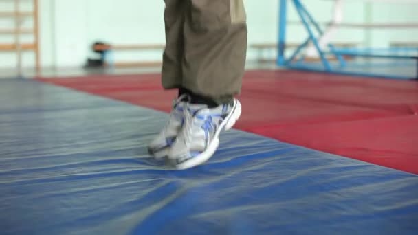 Idrottare Man träning hoppa på hoppa rep gör cardio motion på gym. Begreppet idrott och livsstil. — Stockvideo