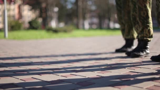 Marcher jambes de soldats dans des bottes militaires pas à pas dans le rythme. — Video