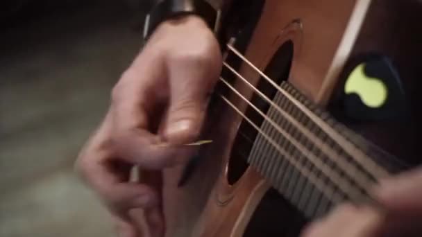 La main humaine joue de la guitare rapidement — Video