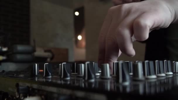 Console de contrôle sonore DJ pour mixes piste. Gros plan des mains de DJ joue de la musique — Video