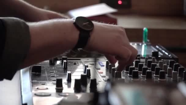 Consola de control de sonido DJ para pistas mixtas. Primer plano de las manos de DJ toca música — Vídeo de stock