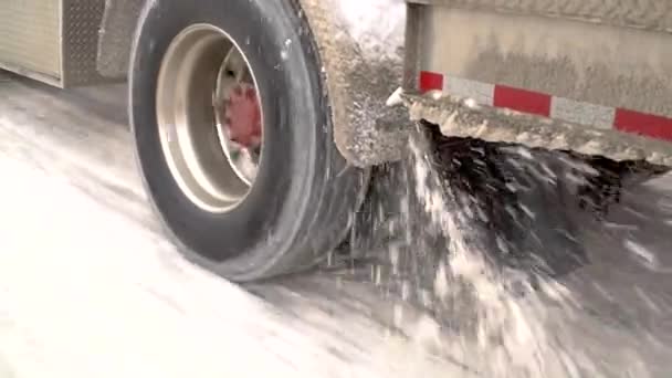 O camião está a conduzir na neve. Carro roda traseira fechar — Vídeo de Stock