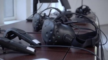 Siyah sanal gerçeklik gözlükleri masanın üstünde..